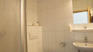 Amenidades de baño gratuitas, secadora de cabello, toallas
