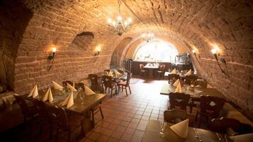 Breakfast, lunch, dinner served; local cuisine