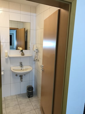 Kostenlose Toilettenartikel, Haartrockner, Handtücher