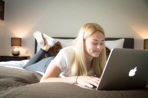 Desk, free WiFi - Hotel Degen (Weilerbach)