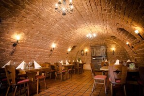Breakfast, lunch, dinner served; local cuisine  - Hotel Degen (Weilerbach)