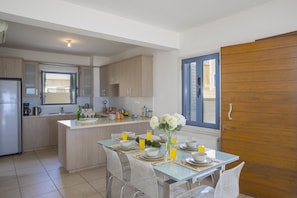 Villa, 4 Schlafzimmer (No Pool) | Essbereich im Zimmer