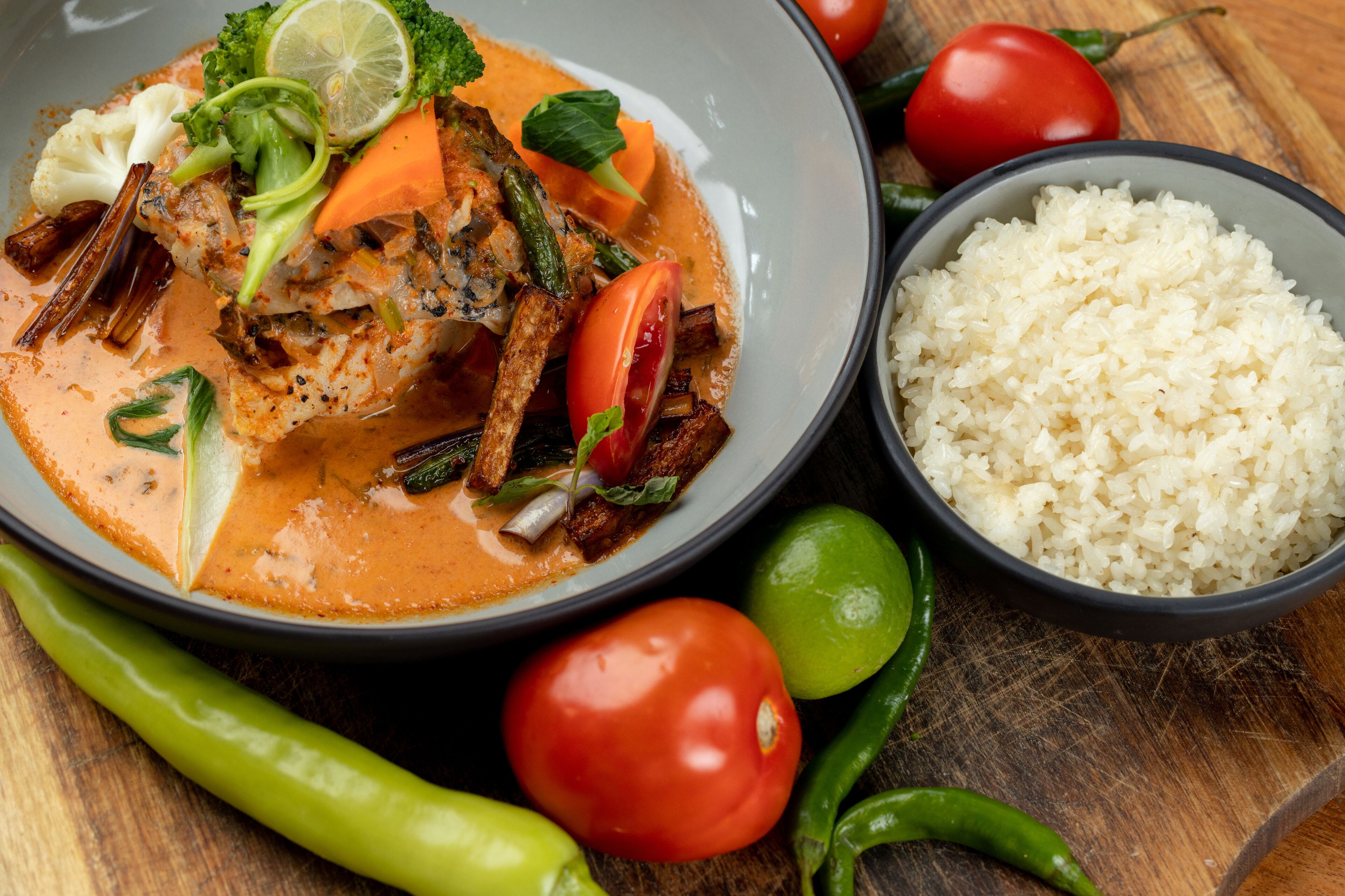 breakfast, lunch, dinner served; international cuisine