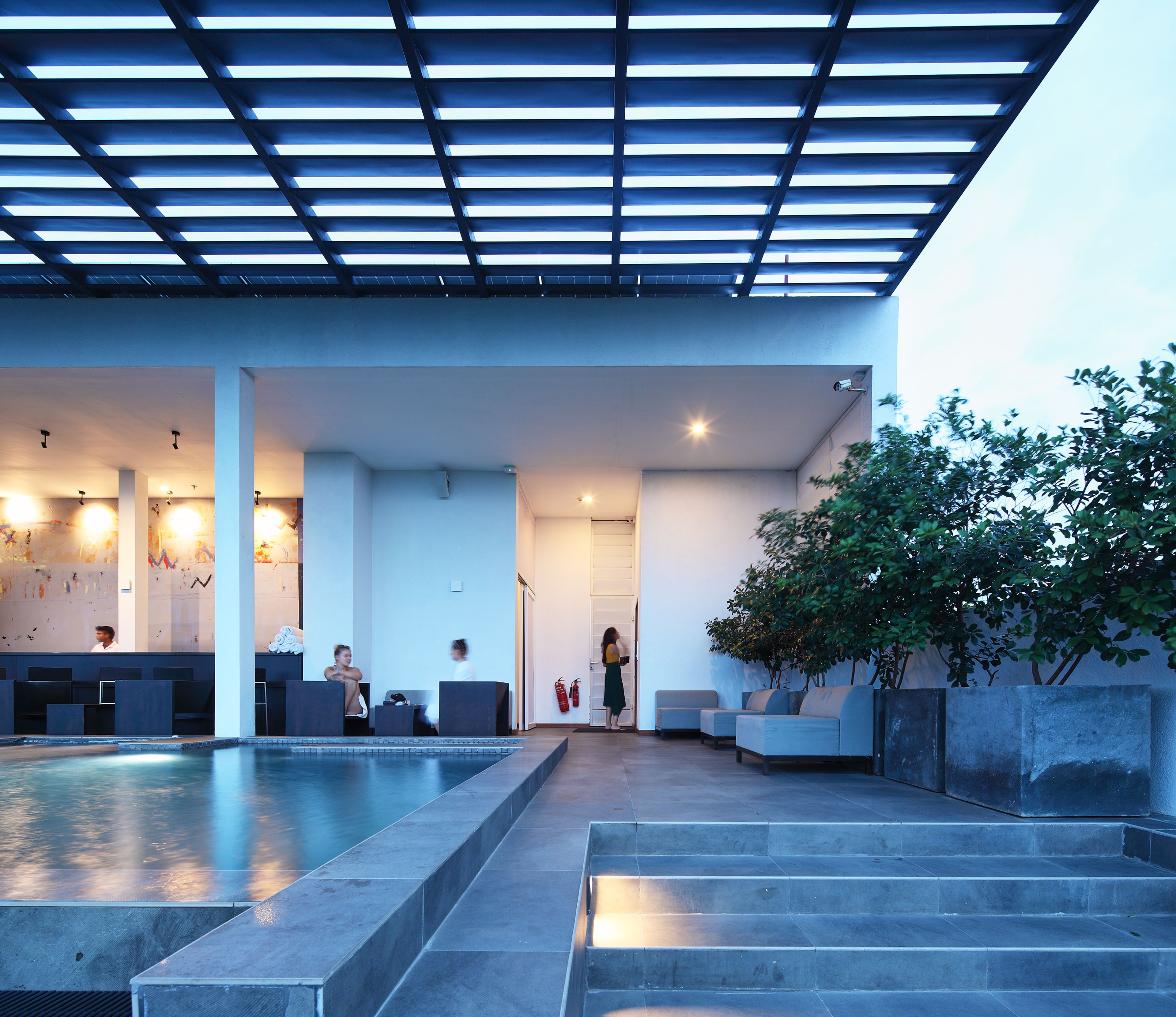 Una piscina al aire libre