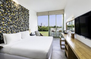 Minibar, in-room safe, desk, laptop workspace - ME Colombo (Colombo)