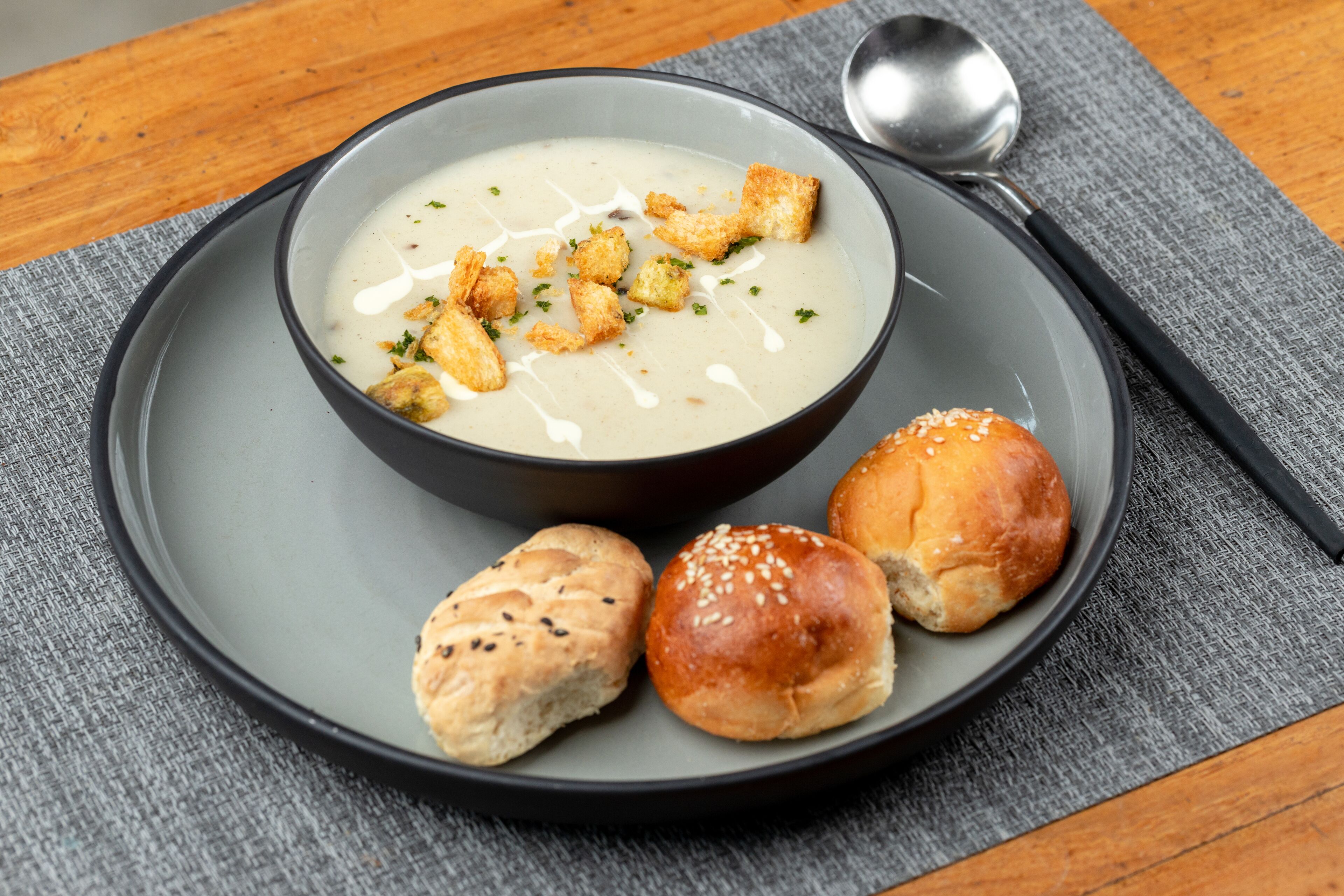 breakfast, lunch, dinner served; international cuisine