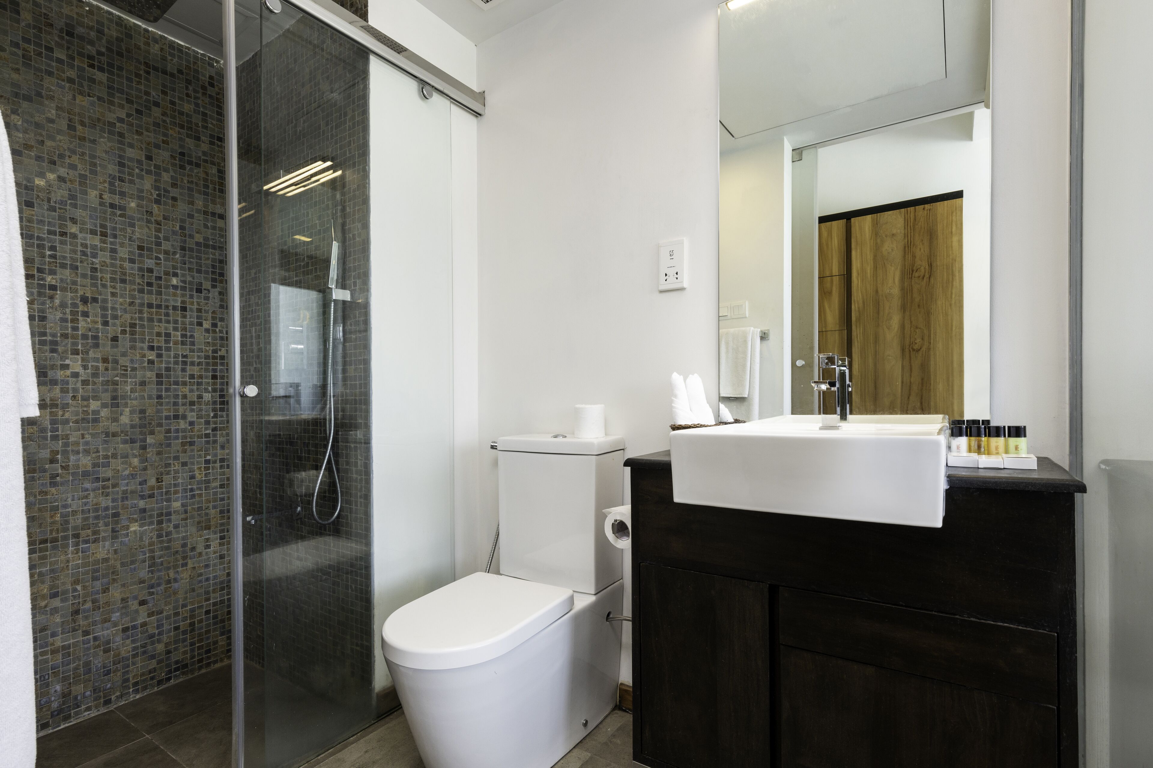 free toiletries, towels