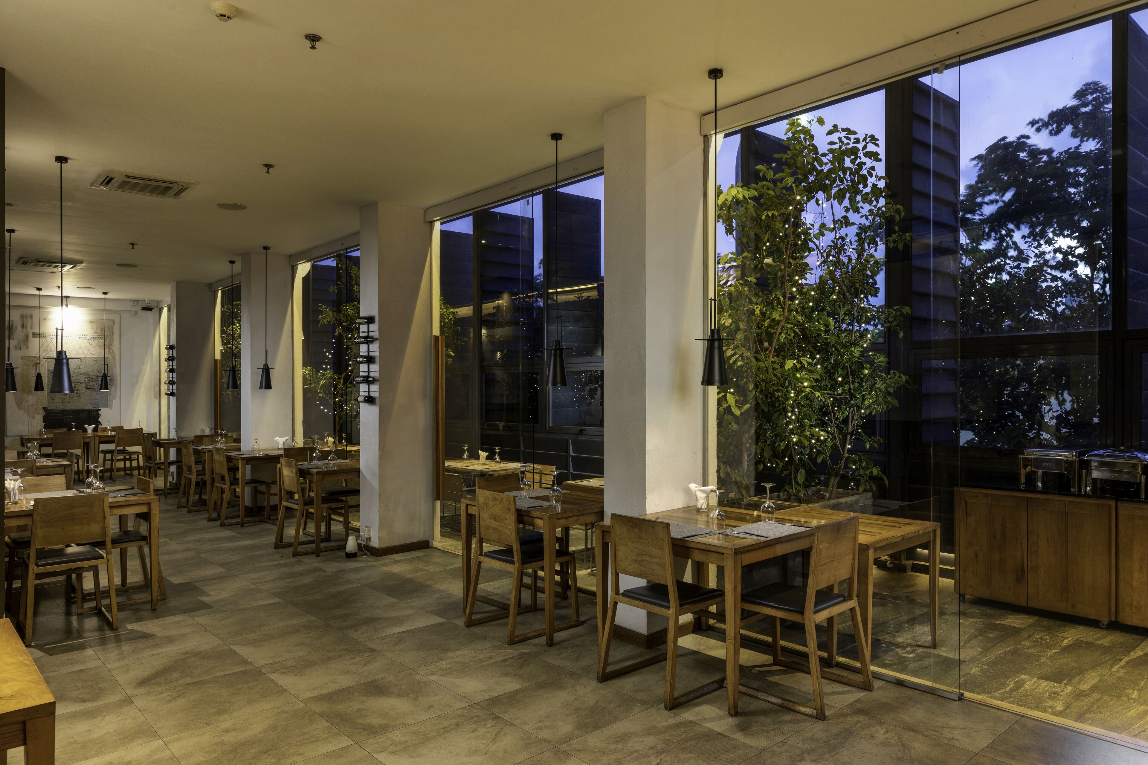 breakfast, lunch, dinner served; international cuisine