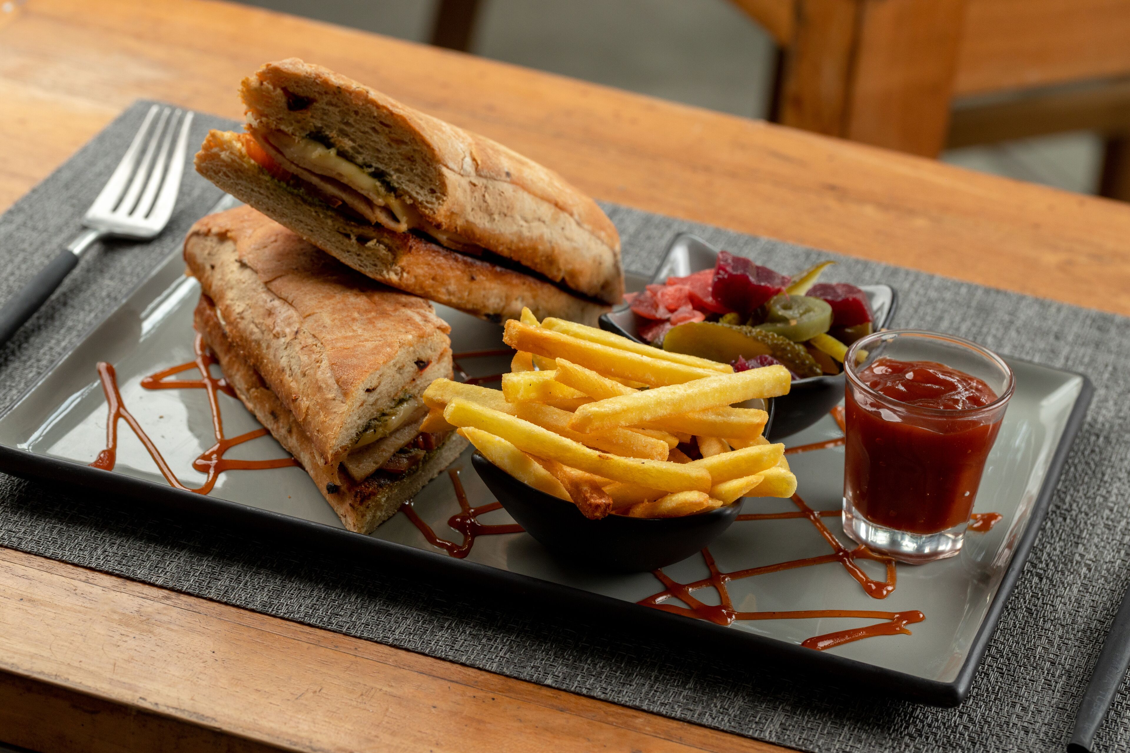 breakfast, lunch, dinner served; international cuisine