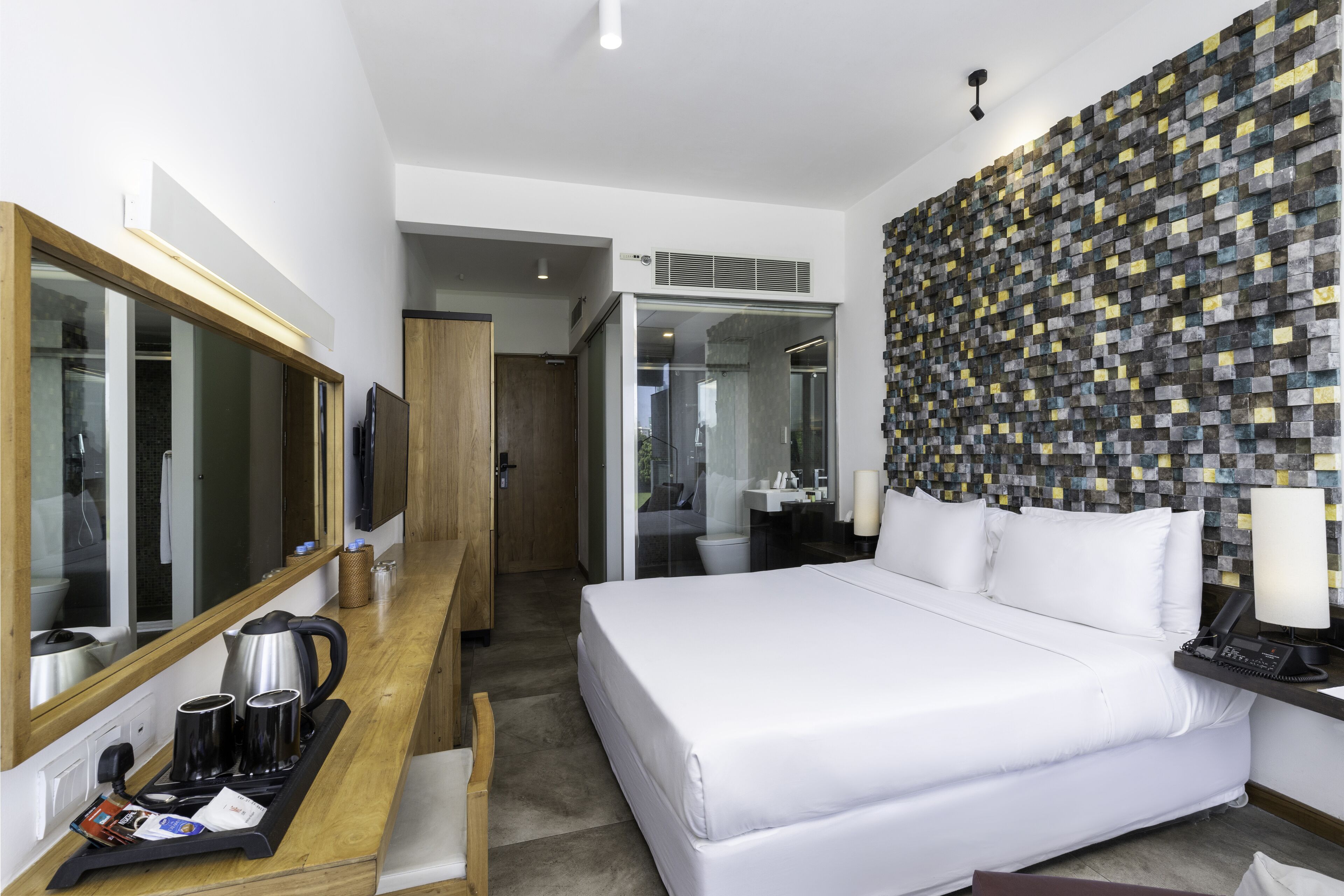 deluxe double or twin room, 1 double bed, city view | minibar, in-room safe, desk, laptop workspace