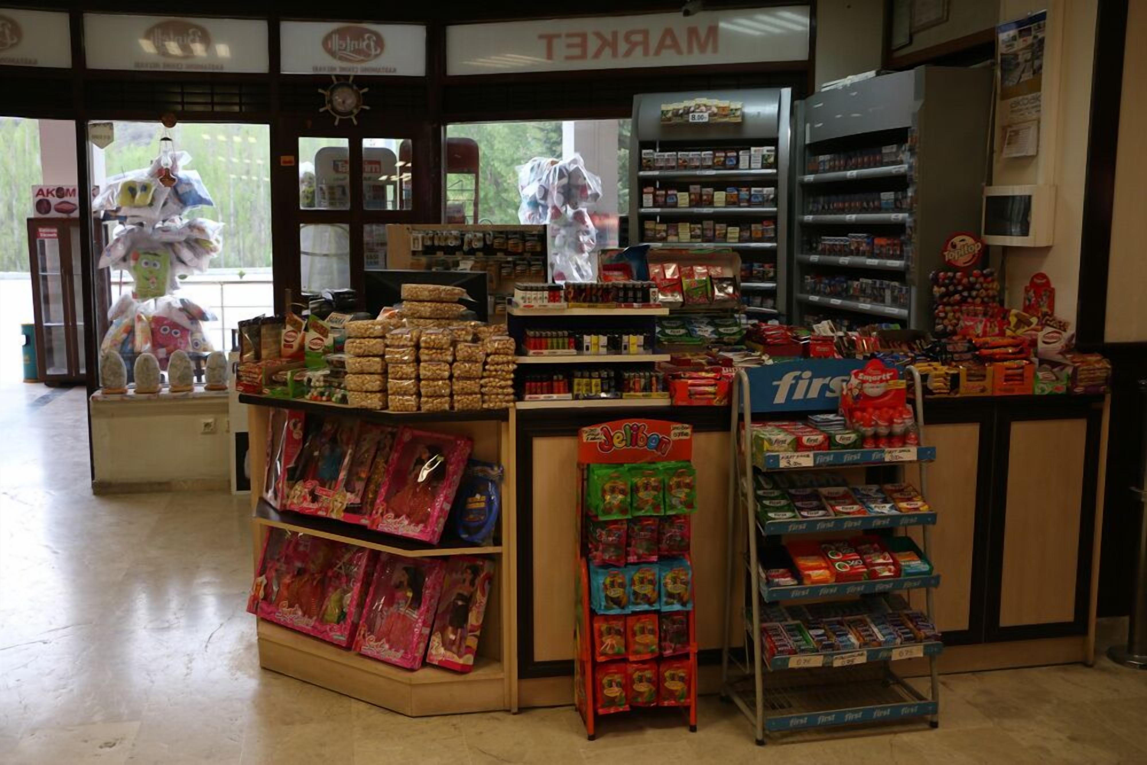 Interior de um supermercado com prateleiras repletas de lanches, cereais e produtos embalados.