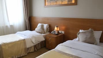 Chambre Standard avec lits jumeaux | Minibar, coffres-forts dans les chambres, bureau, chambres insonorisées