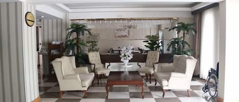 Coin salon dans le hall