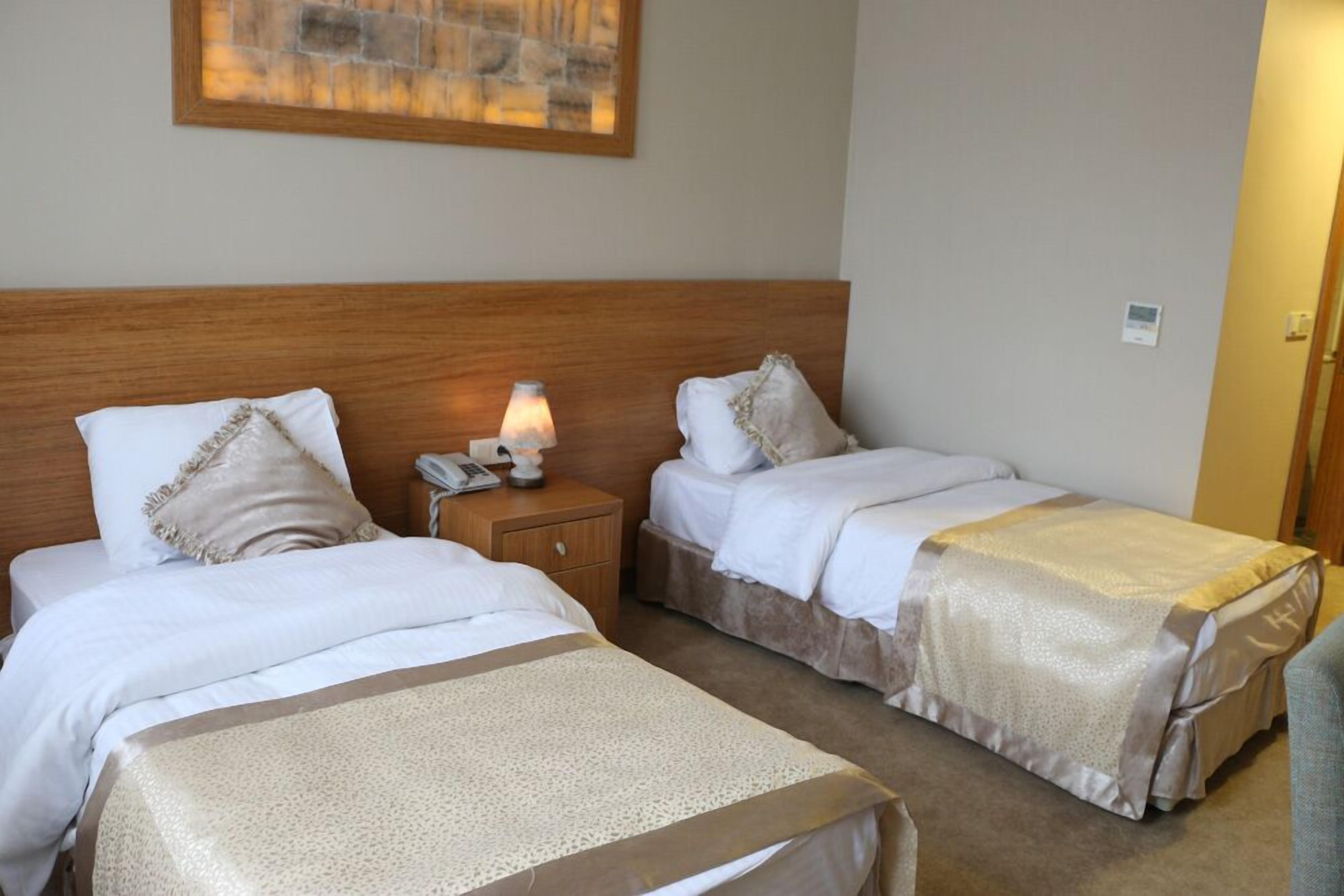 standard twin room | minibar, in-room safe, desk, soundproofing