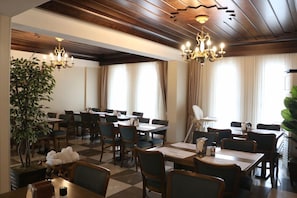 2 間餐廳；供應早餐、午餐和晚餐