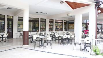 2 restaurants servant le petit déjeuner, spécialités Cuisine turque