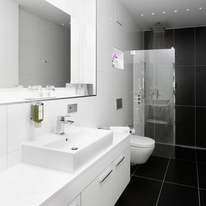 Junior Suite | Bathroom | Free toiletries, hair dryer, towels - Central Hotel (Villingen-Schwenningen)