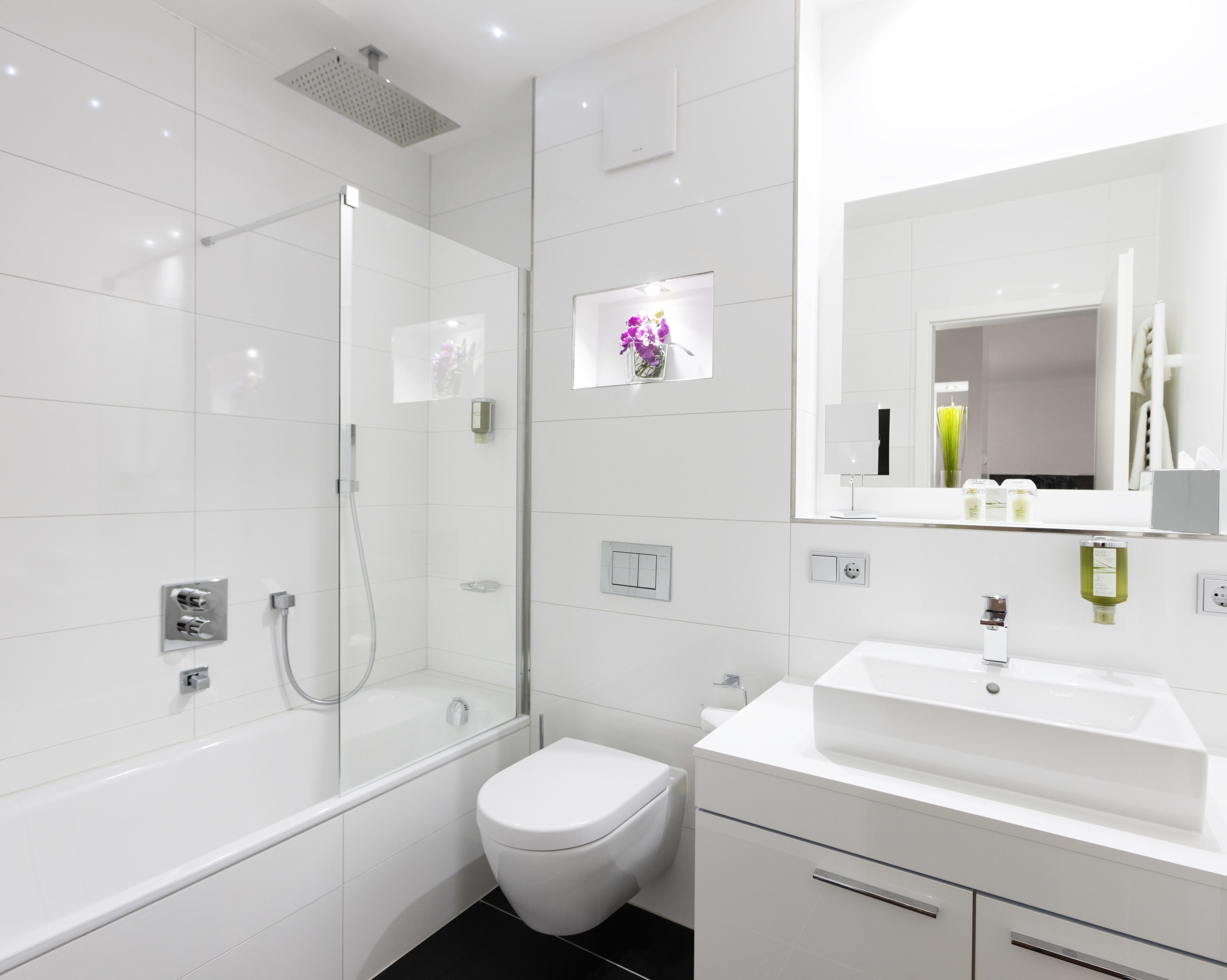 double room, 1 king bed | bathroom | free toiletries, hair dryer, towels