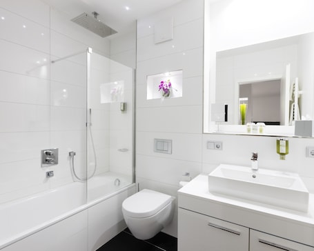 Double Room, 1 King Bed | Bathroom. Central Hotel