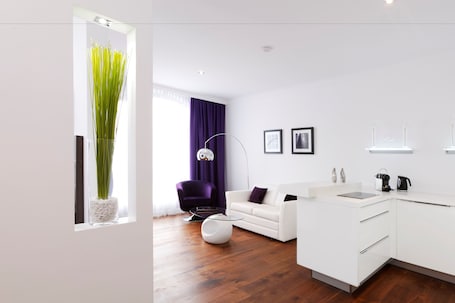 Junior Suite | Living area | 46-inch flat-screen TV with satellite channels, TV