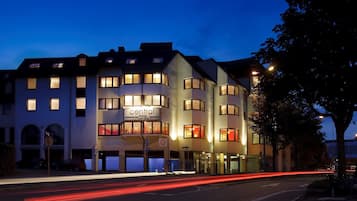 Voorkant accommodatie - avond/nacht