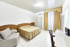In-room safe, desk, free WiFi