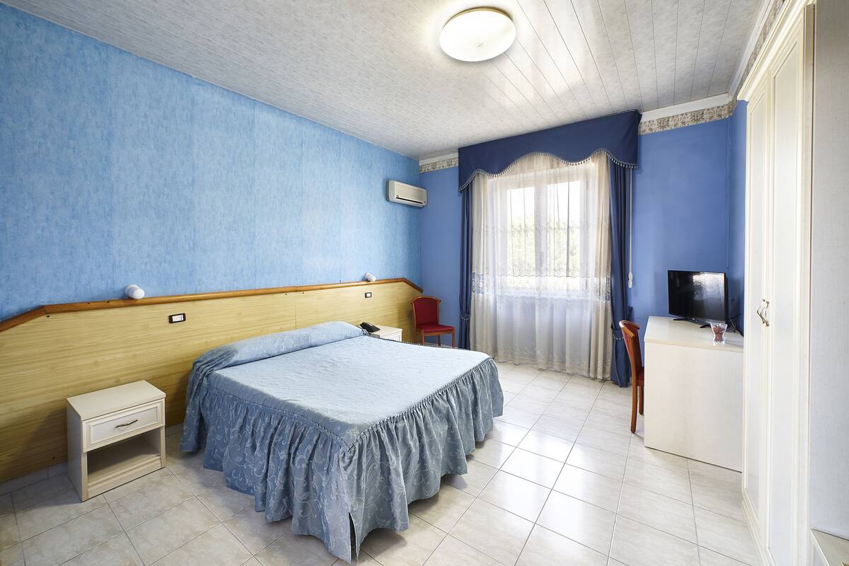 In-room safe, desk, free WiFi