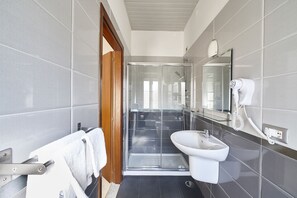 Shower, free toiletries, hair dryer, bidet