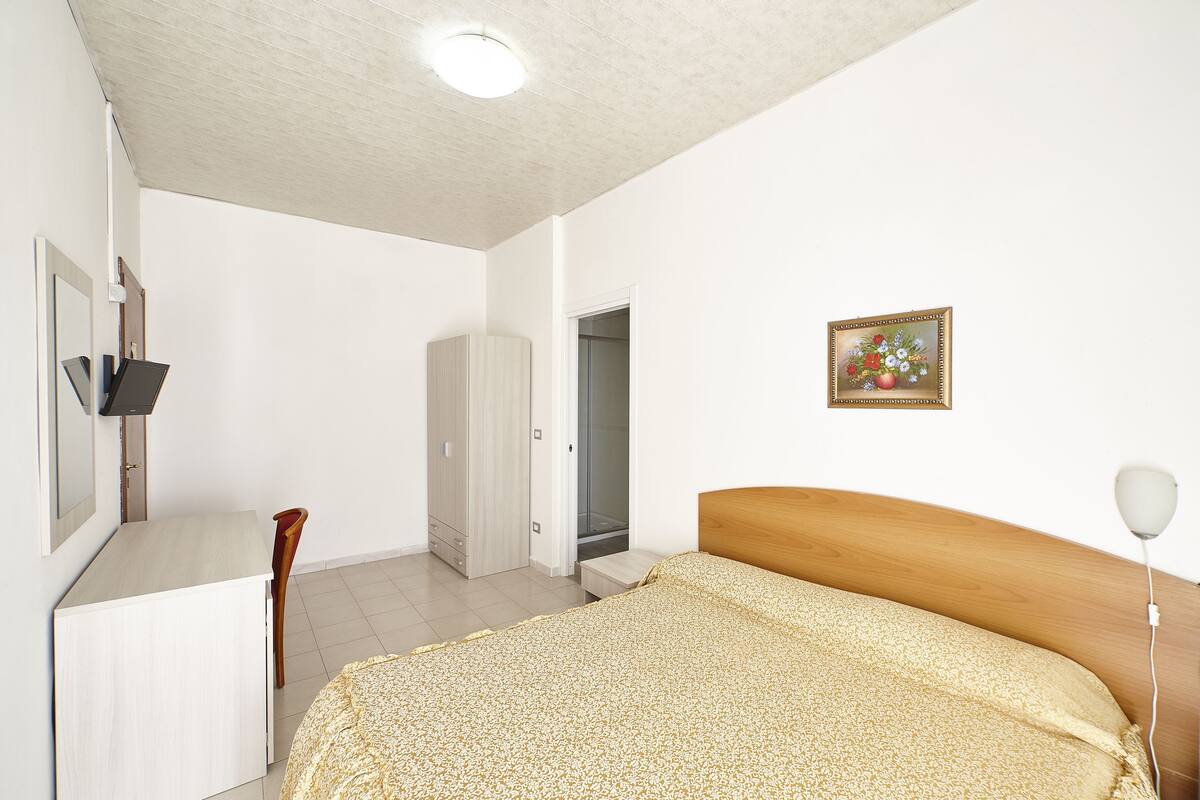 In-room safe, desk, free WiFi