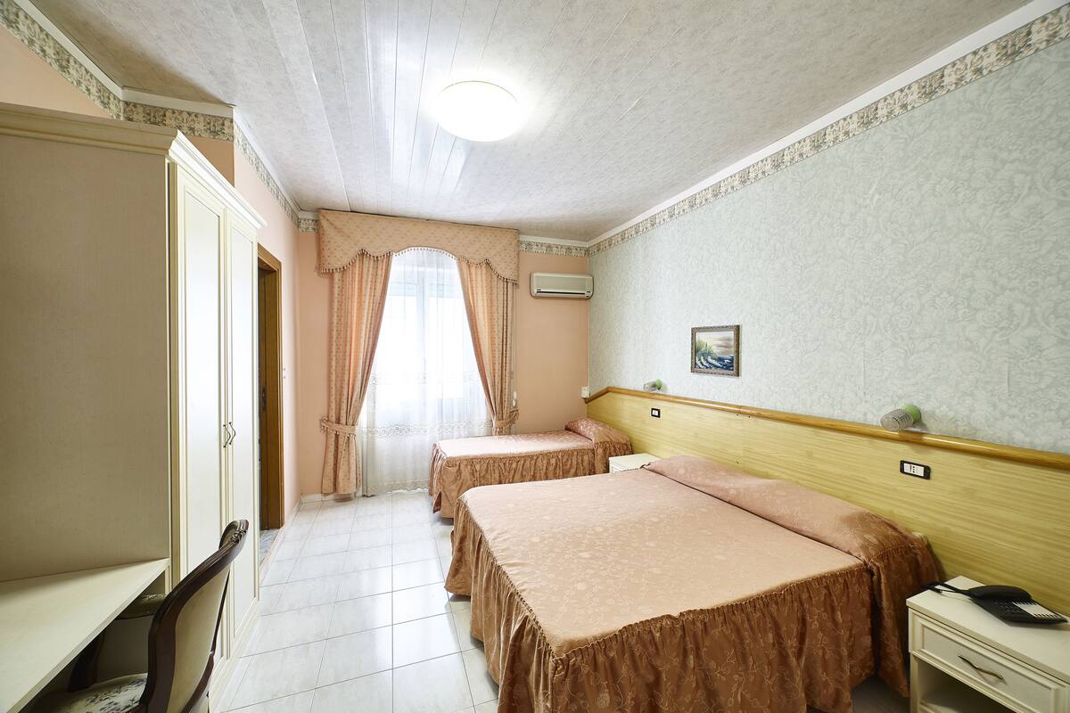 In-room safe, desk, free WiFi