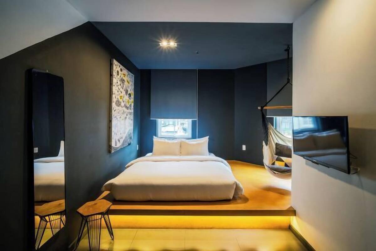 Free minibar, in-room safe, desk, soundproofing