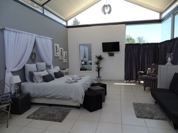 Honeymoon Suite, 1 Bedroom, Garden View | 1 bedroom, premium bedding, free WiFi, bed sheets