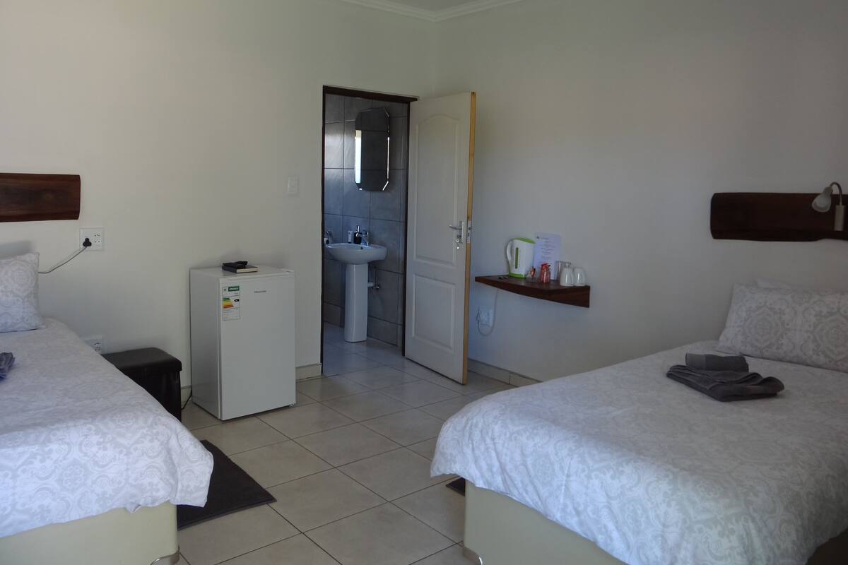 Basic Twin Room, 2 Twin Beds | 1 bedroom, premium bedding, WiFi (free), bed sheets