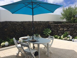 Outdoor dining - Casa da Beira Mar - an ocean refuge (RRAL nº988) (São Miguel - Açores)