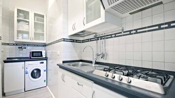 Kühlschrank, Mikrowelle, Ofen, Herdplatte