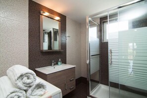 Villa, 3 chambres, piscine privée, vue mer | Salle de bain | Articles de toilette gratuits, sèche-cheveux, serviettes fournies