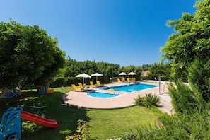 Outdoor pool, pool umbrellas, sun loungers - Villa Joanna (Rethymno)