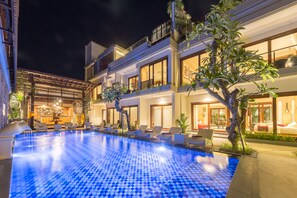 Bagian depan properti - sore/malam