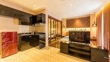 Suite | Private kitchenette | Fridge, oven, stovetop, dishwasher