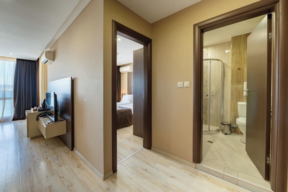 Minibar, cortinas blackout y ropa de cama