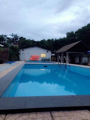 Kolam renang outdoor, dengan payung kolam renang dan kursi berjemur
