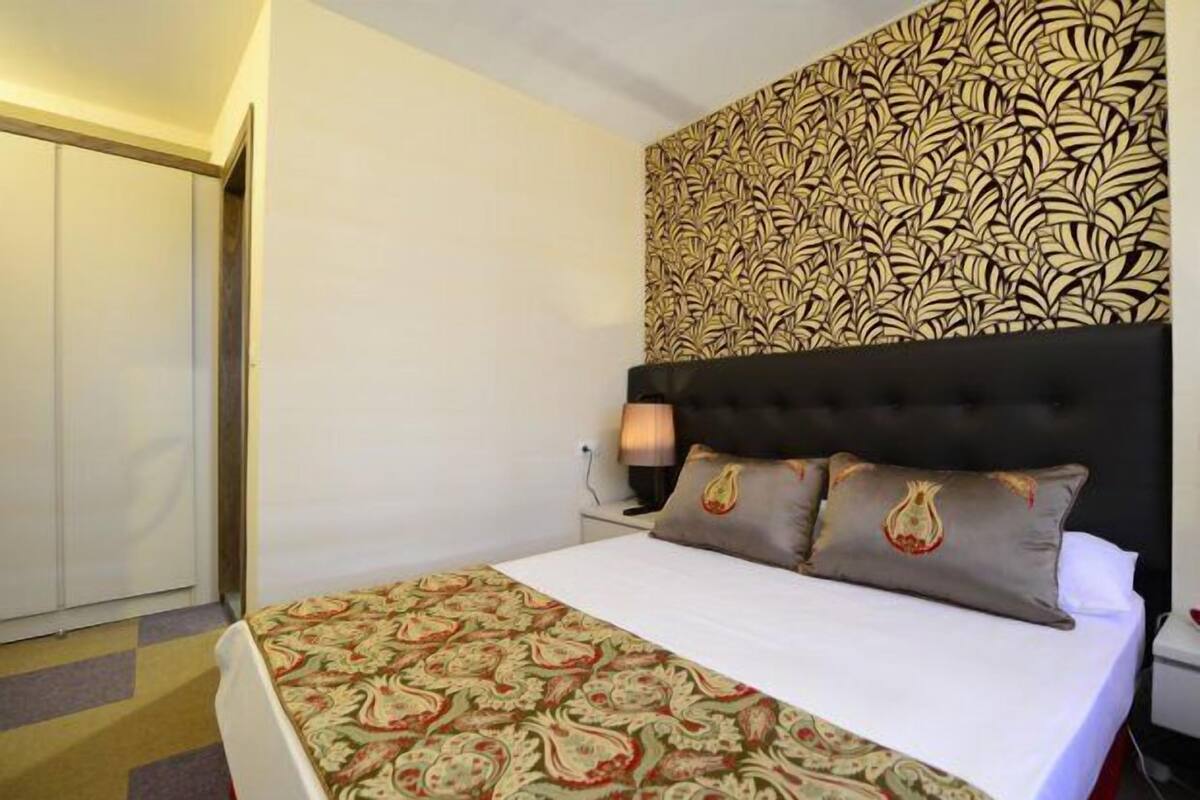 Minibar, iron/ironing board (on request), WiFi (free)