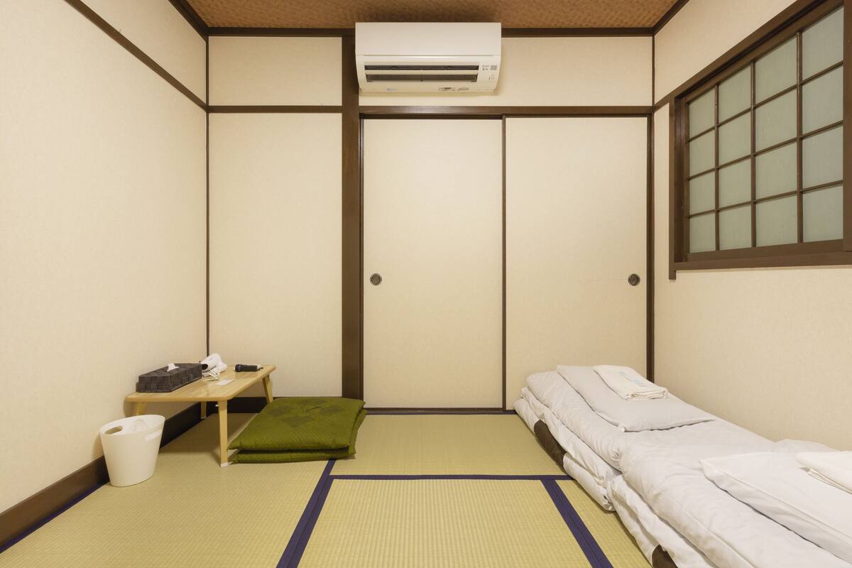 WiFi (free), bed sheets