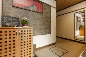 Interior entrance - Guest House Links (Kyoto)