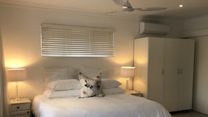 Studio Executive - 1 kingsize-säng - utsikt mot trädgården | Sängtillbehör av högsta kvalitet, bäddmadrasser och skrivbord
