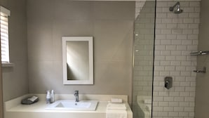 Studio Executive - 1 kingsize-säng - utsikt mot trädgården | Badrum | Dusch, hårtork och handdukar