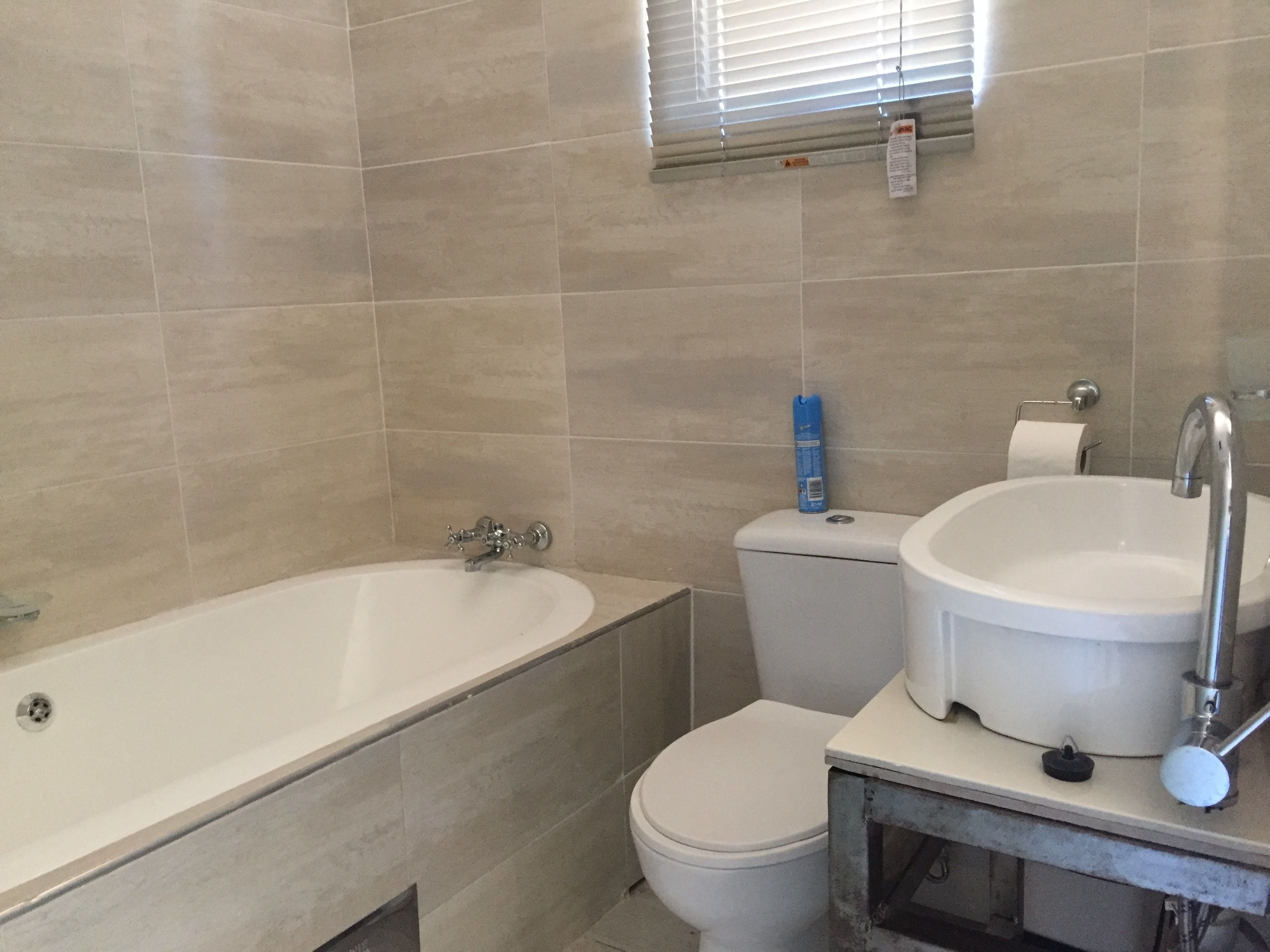 Un baño con bañera, inodoro y lavabo.