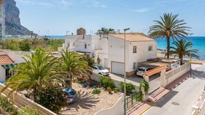 Zona residencial costera con casas, una playa y un acantilado.
