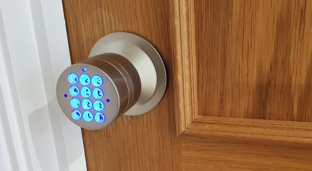 Una puerta moderna con escáner de huella digital.