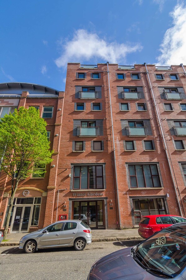 Exterior - 19 Winter Gardens (Belfast)